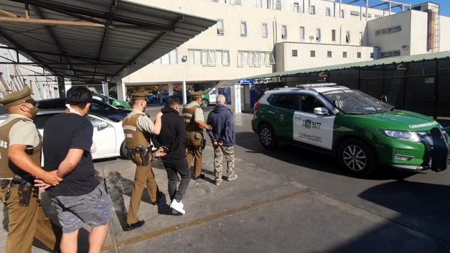 Detienen a sujetos acusados de cobrar por aprobar autos con desperfectos en planta de revisión técnica