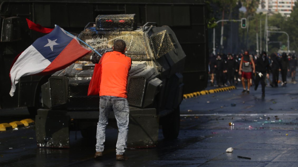 Manifestantes se congregaron en Alameda e intentaron llegar a La Moneda