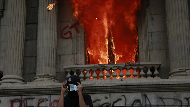   Manifestantes prendieron fuego al Congreso de Guatemala 
