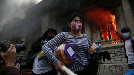   Manifestantes quemaron parte del Congreso de Guatemala 