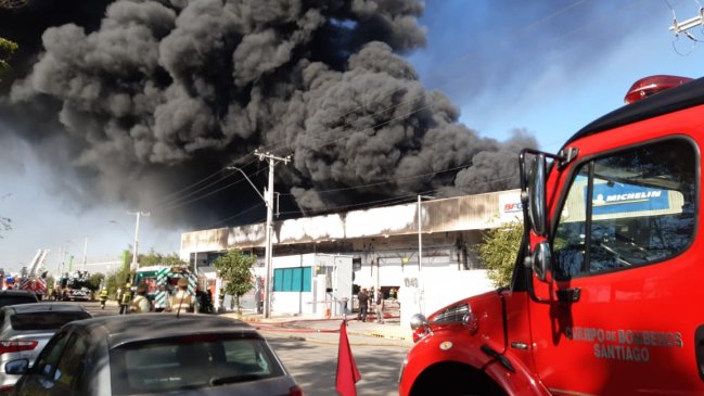 Bomberos combate gran incendio en bodega industrial de Renca