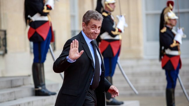 Sarkozy se sienta en el banquillo en el primero de los juicios en su contra