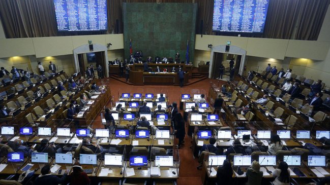 Oposición pide a la mesa de la Cámara que defienda el segundo retiro ante el TC