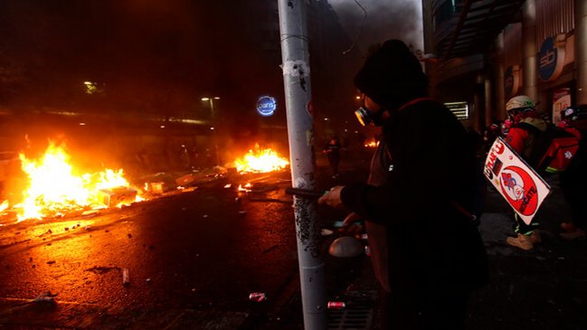Severos incidentes marcan protesta contra Piñera y por la liberación de presos