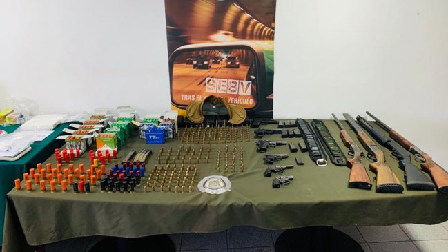Operativo deja un carabinero detenido por tenencia ilegal de municiones y armas