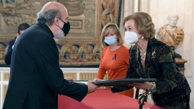  Raúl Zurita recibió el Premio Reina Sofía de Poesía en Madrid  