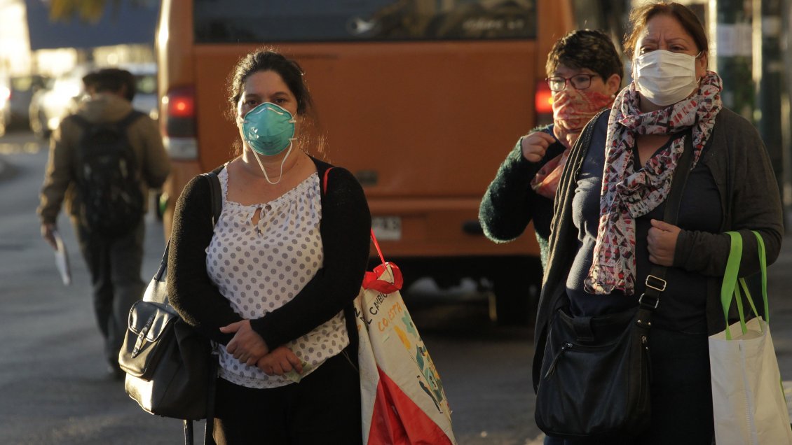 Santiaguinos están insatisfechos con la distancia física en el transporte público