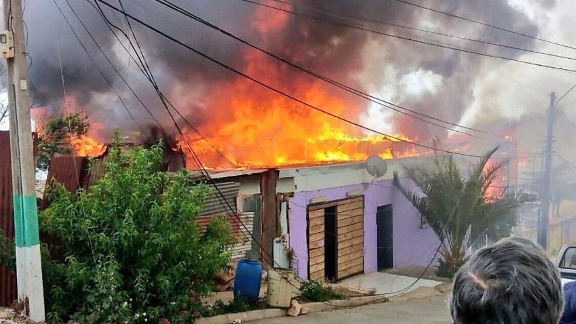 Al menos dos casas afectadas: Bomberos combate incendio en el sector de Playa Ancha