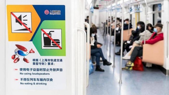 Shanghai prohíbe el sonido de los celulares en el Metro