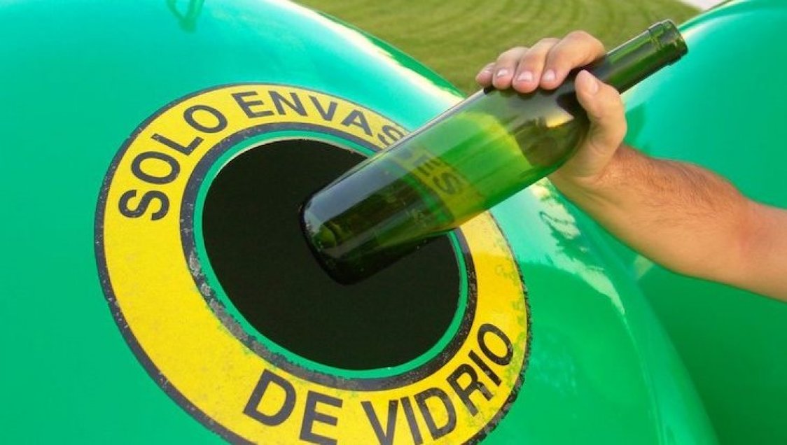 Municipio de Chillán y Coaniquem firman convenio para promover el reciclaje de botellas de vidrio