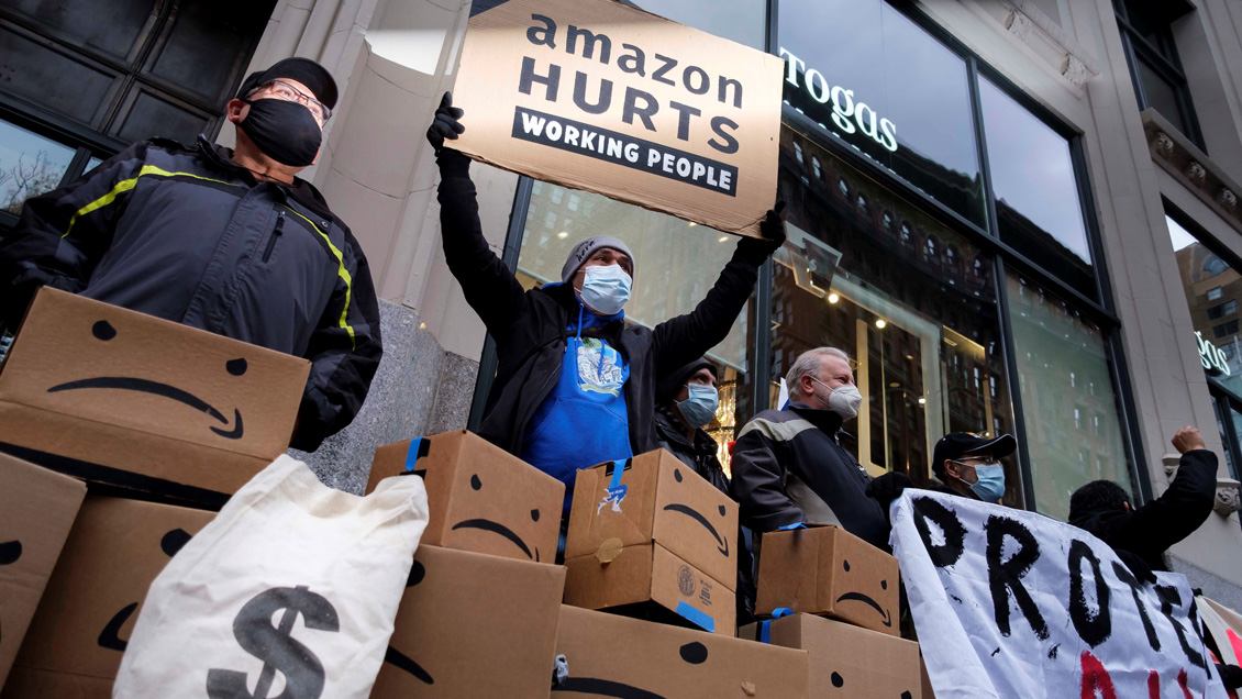 Activistas protestaron contra Amazon afuera de la lujosa casa de Jeff Bezos en Manhattan