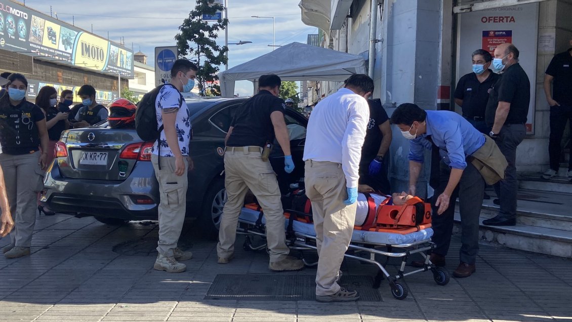 Funcionario de la PDI fue apuñalado en Santiago Centro, lo llevaban al hospital y chocaron