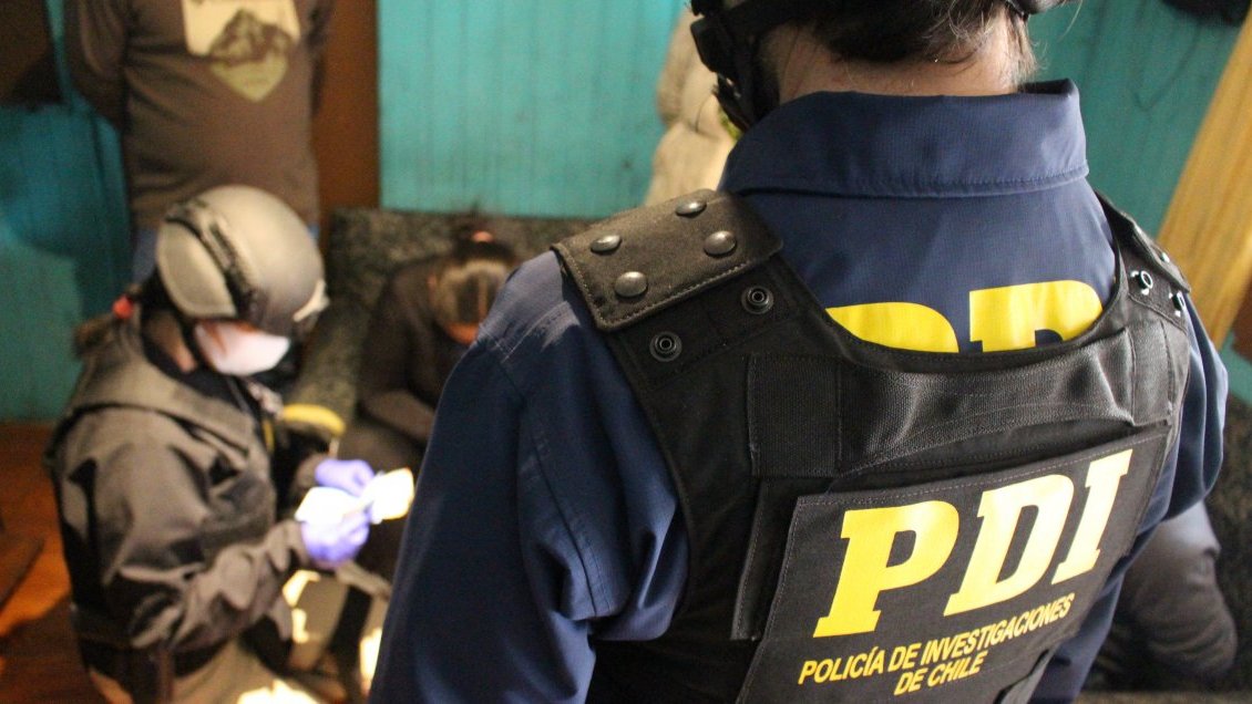 Allanamiento dejó a pareja detenida por tráfico, cultivo de cannabis y porte de arma en Chillán