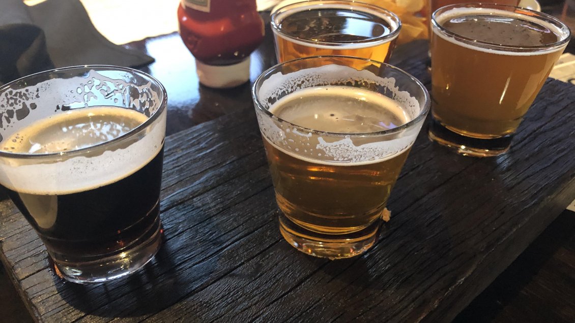 Niño estuvo encerrado en un bus toda la noche mientras su padre bebía con un amigo