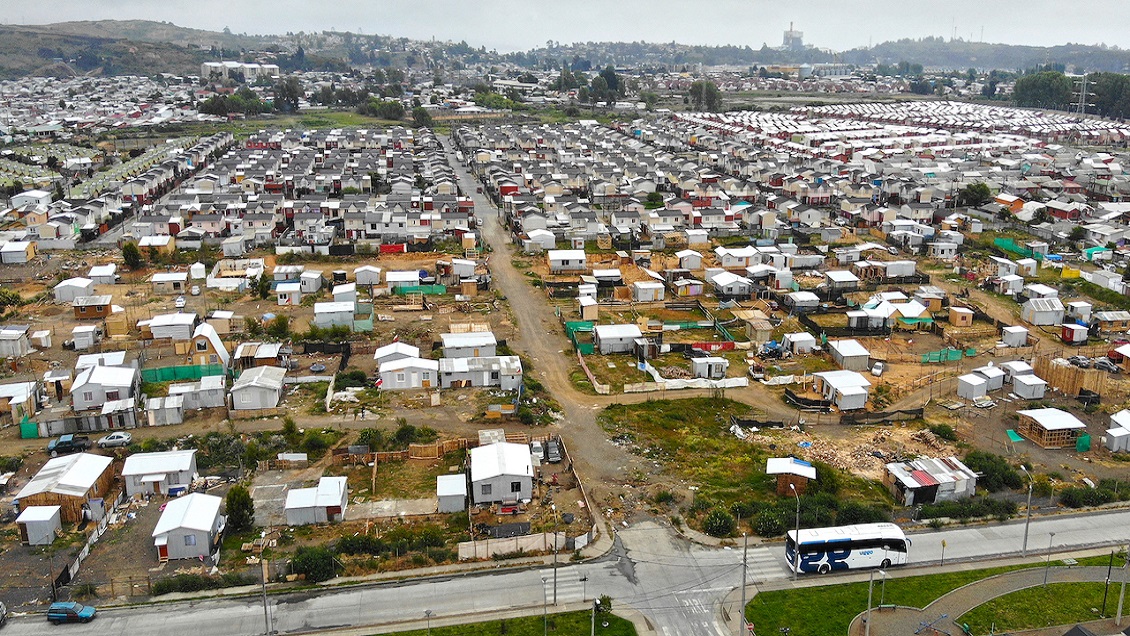 Campamento causa bajas de voltaje en conjunto habitacional vecino: El caso va a la Justicia