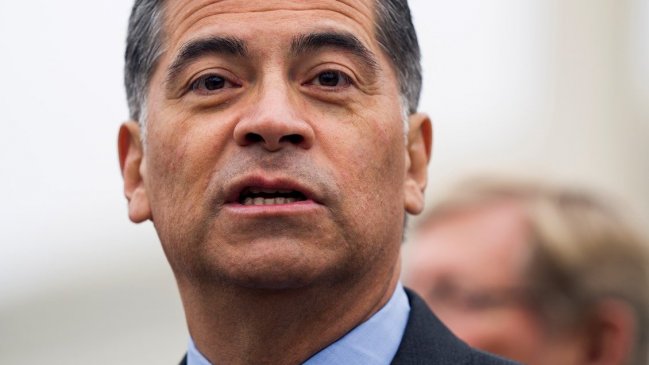 Biden elige al latino Xavier Becerra para dirigir Salud y combatir el Covid