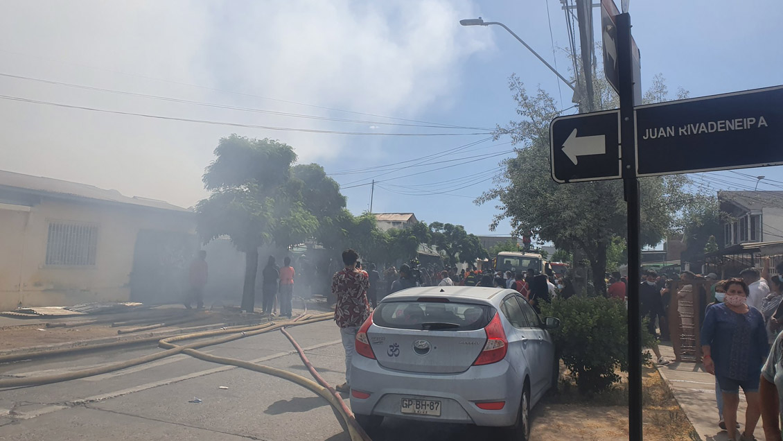 Incendio afecta a casi una decena de viviendas en San Joaquín