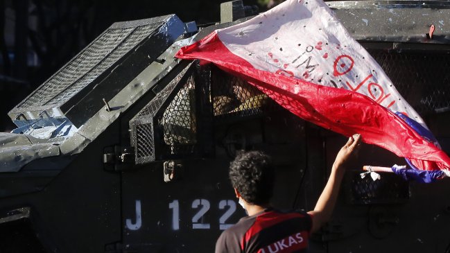 Manifestantes protestan en el centro de Santiago pidiendo indulto a detenidos tras el estallido