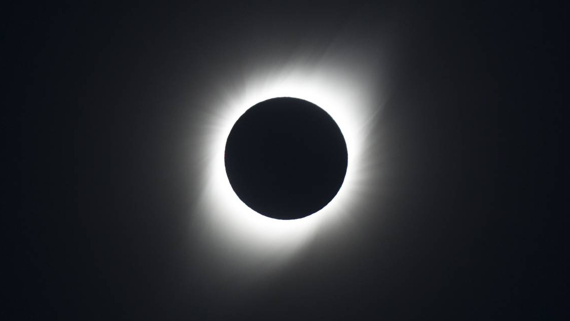 Ver el eclipse junto al mar o bajo efectos de las drogas aumenta el riesgo de daño ocular