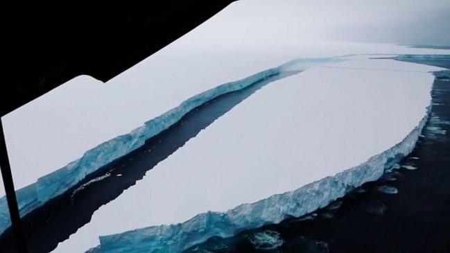 Un iceberg gigante se acerca a isla del Océano Antártico