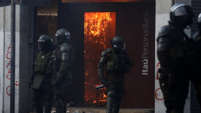 Ataque a sucursal bancaria marcó disturbios en la Alameda