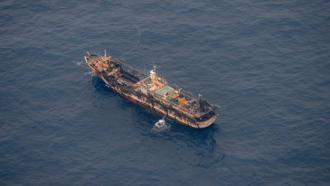 Megaflota china acusada de depredación de recursos ya pesca frente a La Araucanía, fuera de la ZEE