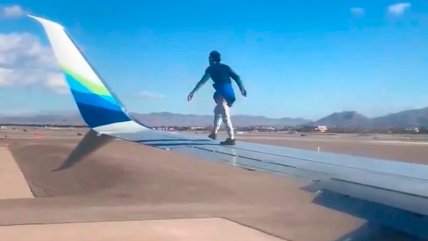 Detienen a hombre que cayó de cabeza tras subirse al ala de un avión