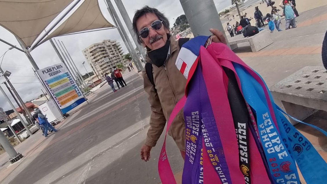 Día nublado arruinó eclipse y venta de lentes en la playa de Penco