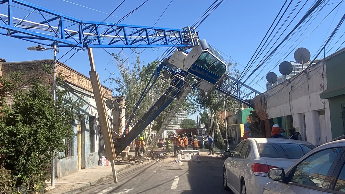 Grúa pluma cayó sobre dos casas en Independencia