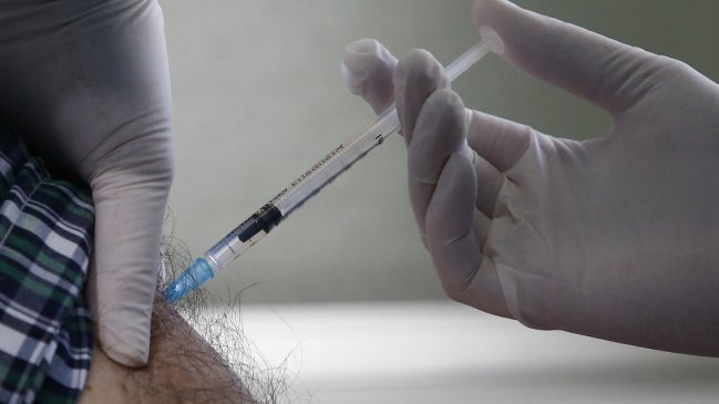 Infectólogos llaman a la cautela por proceso de vacunación en Chile: Será un proceso lento y limitado