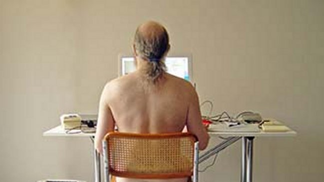 Placer culpable global: 1 de cada 10 empleados disfruta teletrabajar desnudo