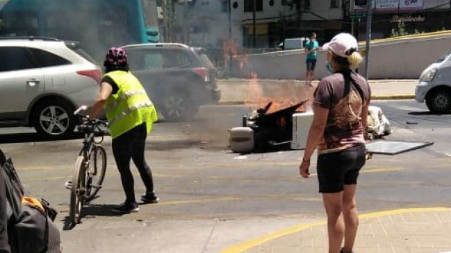 Comerciantes ambulantes prendieron barricada en afueras del Costanera Center