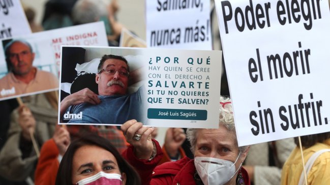   España a un paso de legalizar la eutanasia: Cómo se aplicará y en qué se parece al proyecto chileno 