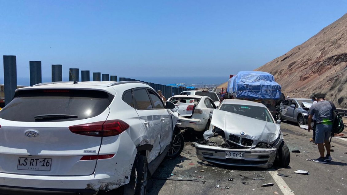 Impresionante colisión múltiple ocurrió en la ruta que une Iquique con Alto Hospicio