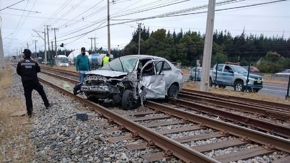 Auto volcó y quedó en medio de la vía férrea en San Pedro de la Paz