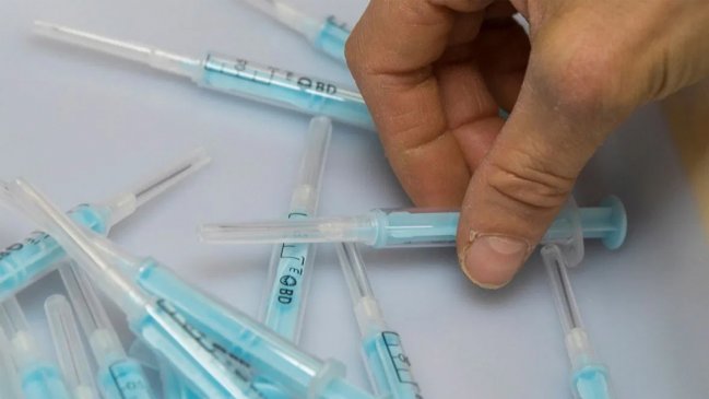 Covid-19: Cuatro de cada 10 santiaguinos se vacunarían cuanto antes