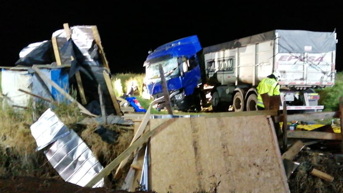 Camión chocó contra quiosco a un costado de Ruta 5 cerca de Victoria: Dos personas murieron