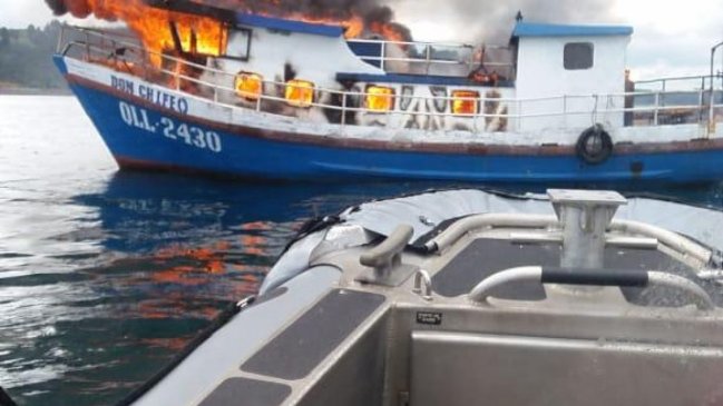 Rescatan a tripulantes de lancha pesquera que se incendió en el Canal de Chacao