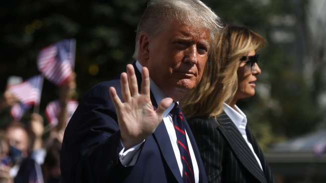 Donald y Melania Trump estrenan última foto de Navidad oficial