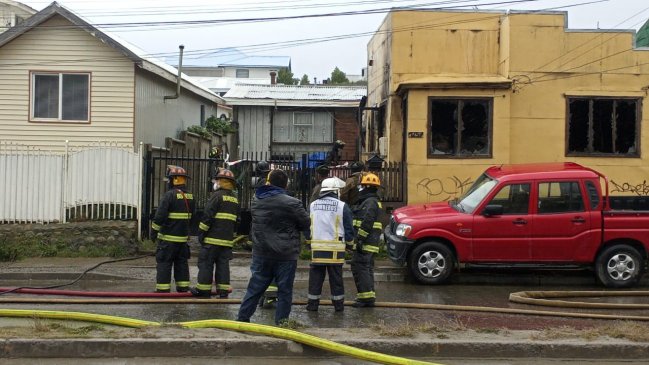 Un fallecido dejó incendio que afectó a vivienda en la Población Calixto en Punta Arenas