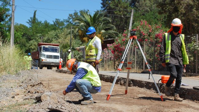 Autoridades inspeccionan avance de obras de camino rural en Peumo