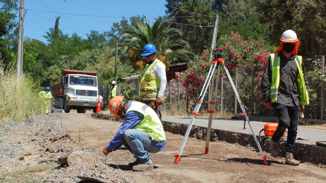 Autoridades inspeccionan avance de obras de camino rural en Peumo