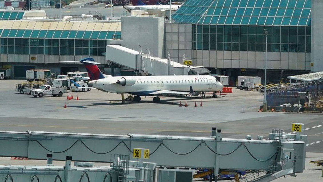 Una pareja y su perro abandonaron un avión a punto de despegar por el tobogán de emergencia