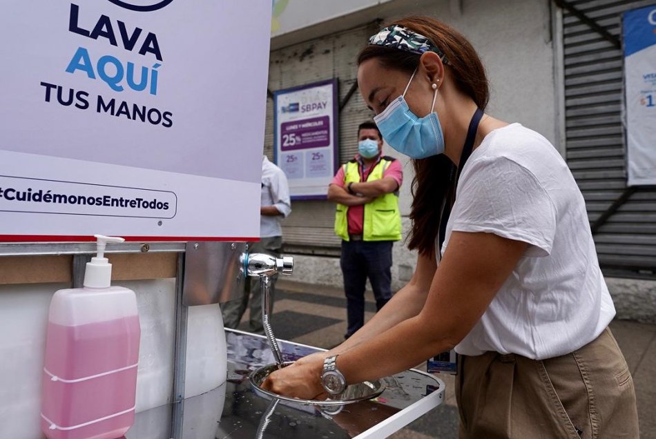 Ante aglomeraciones navideñas, Chillán dispone 40 lavamanos públicos y mascarillas gratuitas