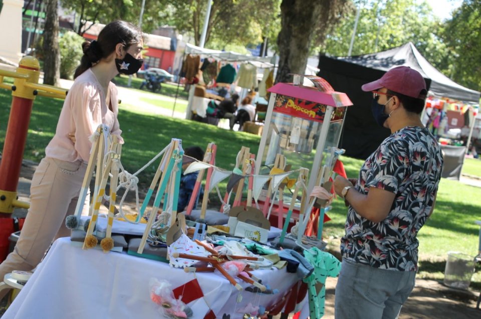 Chillán: Instalan feria navideña lejos del centro para descongestionar la compra de regalos