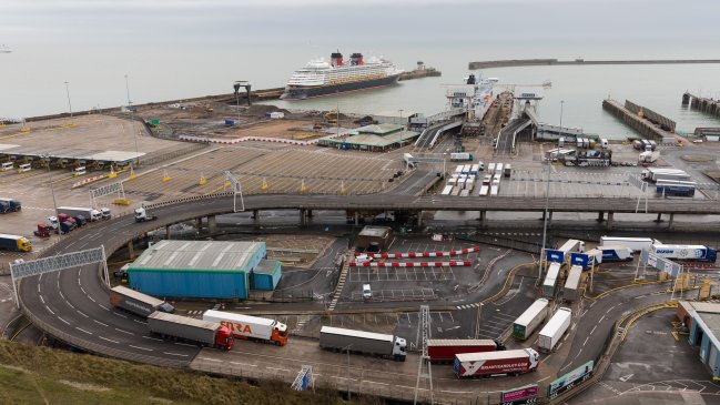Miles de transportistas quedaron atrapados por el cierre de puertos británicos