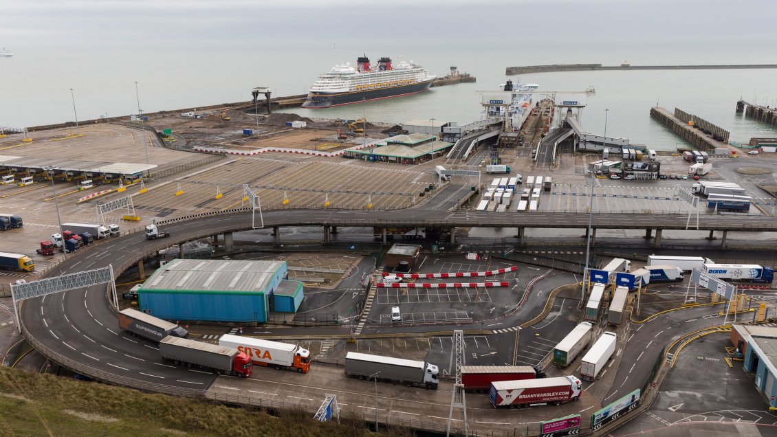 Miles de transportistas quedaron atrapados por el cierre de puertos británicos