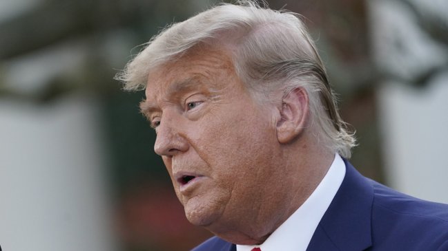 Trump concede clemencia a 20 personas, incluidos dos condenados en la trama rusa