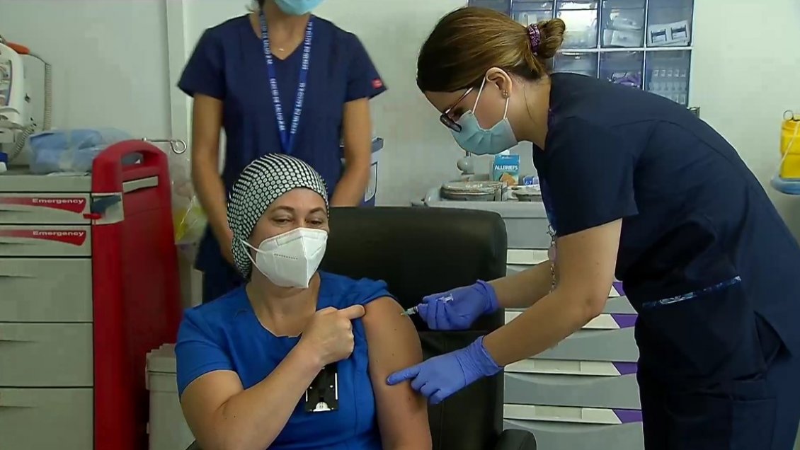 Técnico en enfermería fue la primera chilena vacunada contra el Covid-19