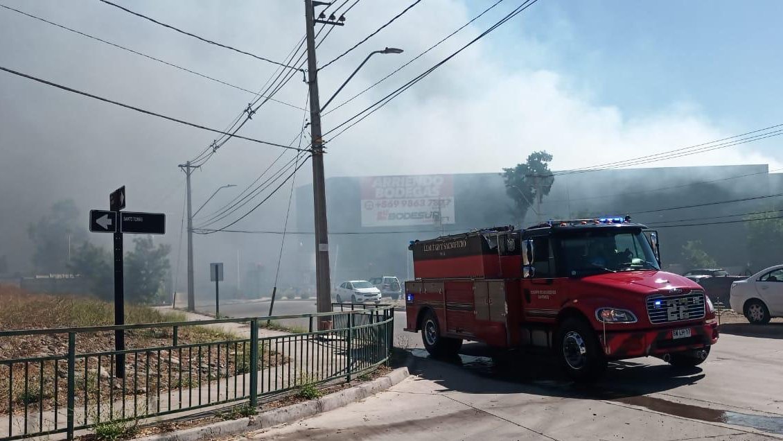 Bomberos combate incendio en sector industrial de San Bernardo